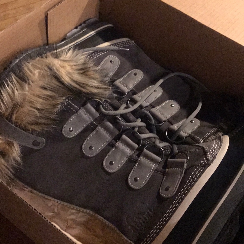 Like New in Box Sorel Boots!  Worn one time.